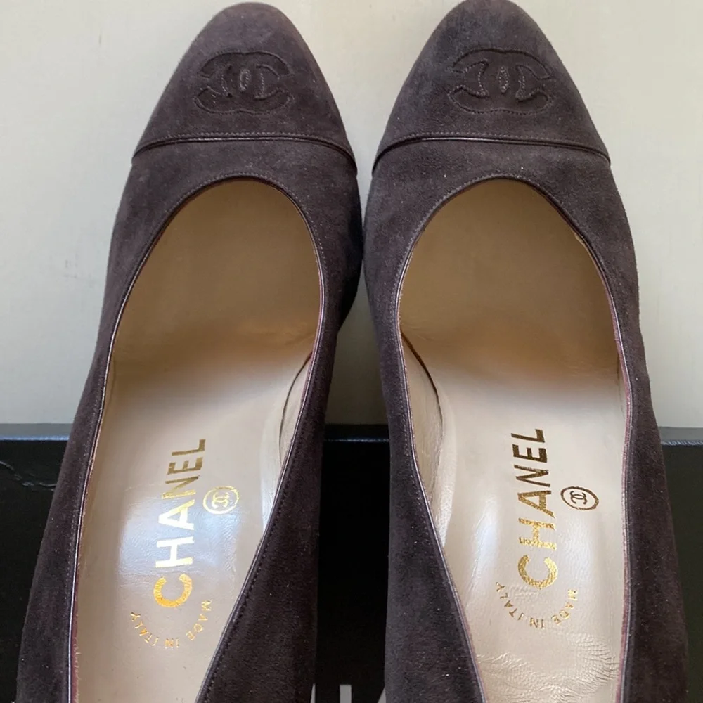 CHANEL Suede Pump in Chocolate Brown - Picture 5 of 9